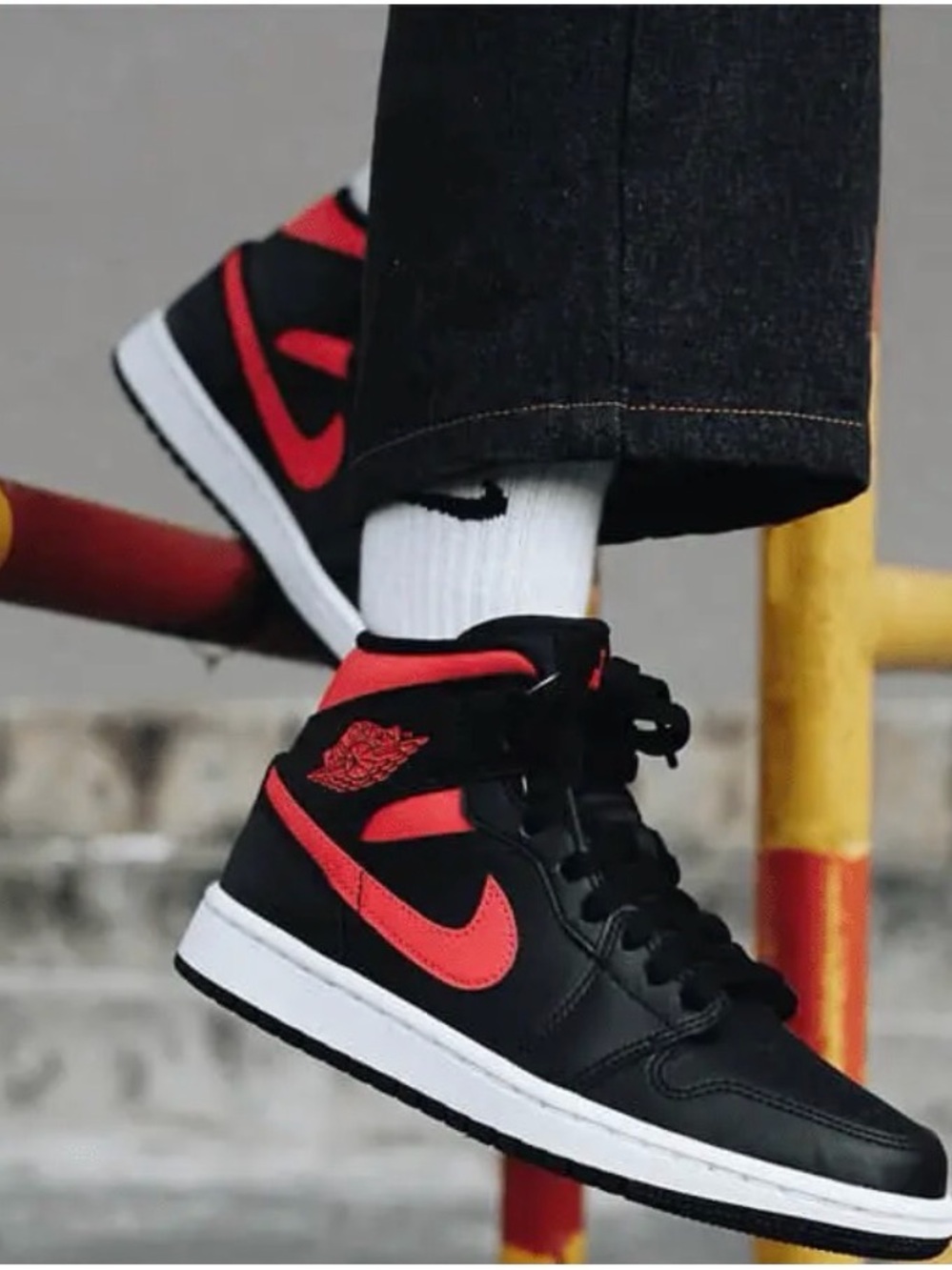 Nike Air Jordan 1 Mid Womens
Size 7.5 Black Siren Red
BQ6472-004 NWT Sneakers